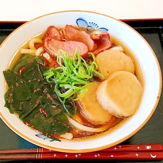 合鴨スモークとお麩とわかめの温かいうどん